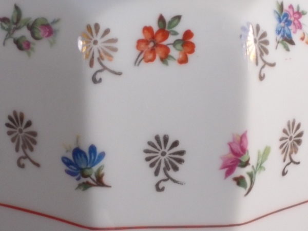 Théière, en porcelaine Blanche. Motif floral et fleurs stylisées en dorure. Liseré Rouge Brique. De S.A Limoges Porcelaine France