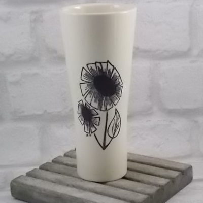 Vase "Alnn", en céramique Ecru. Motif floral stylisé Noir. Création Floralies de 1969, de Niderviller