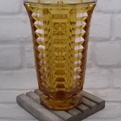 Vase "Ambré", en verre pressé moulé. Forme ennéagone. Effet de pans plissé. Style Art Déco