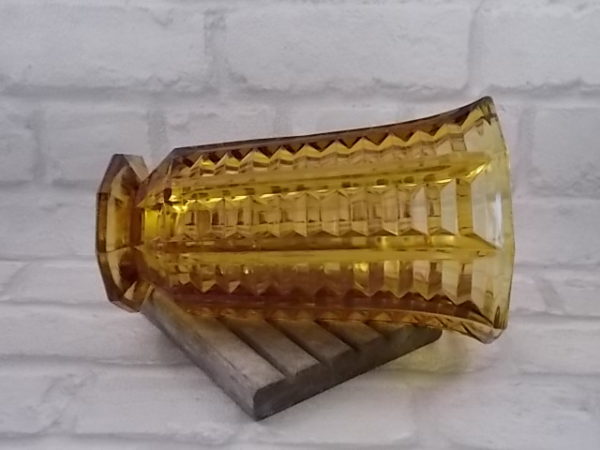 Vase "Ambré", en verre pressé moulé. Forme ennéagone. Effet de pans plissé. Style Art Déco