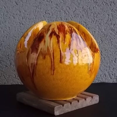 Vase "Boule" en céramique émaillée Jaune Flammé Marron, Vert clair et Blanc. Col en pliage 3 encoches pointes arrondies. Style Vallauris