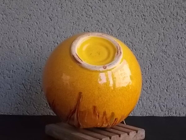 Vase "Boule" en céramique émaillée Jaune Flammé Marron, Vert clair et Blanc. Col en pliage 3 encoches pointes arrondies. Style Vallauris
