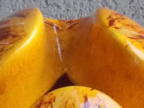 Vase "Boule" en céramique émaillée Jaune Flammé Marron, Vert clair et Blanc. Col en pliage 3 encoches pointes arrondies. Style Vallauris