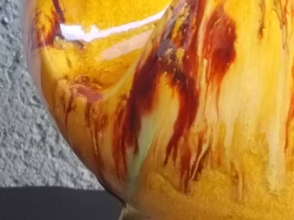 Vase "Boule" en céramique émaillée Jaune Flammé Marron, Vert clair et Blanc. Col en pliage 3 encoches pointes arrondies. Style Vallauris