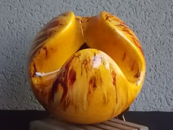 Vase "Boule" en céramique émaillée Jaune Flammé Marron, Vert clair et Blanc. Col en pliage 3 encoches pointes arrondies. Style Vallauris