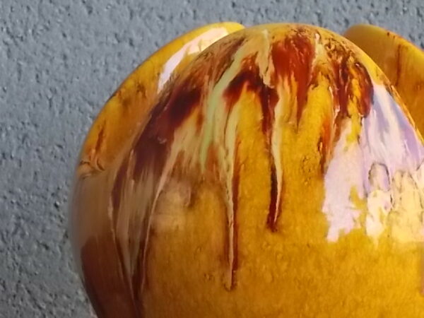 Vase "Boule" en céramique émaillée Jaune Flammé Marron, Vert clair et Blanc. Col en pliage 3 encoches pointes arrondies. Style Vallauris