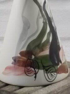 Vase céramique Ivoire à motif Automnal délavé. Forme conique. De Mutto