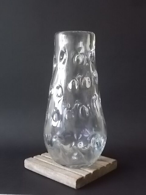 Vase en verre soufflé piriforme