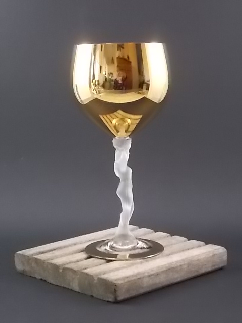 Verre "Vénus", à vin en Cristal 24 % de Plomb. Calice et bordure de cuvette en dorure. Pied Femme nue en cristal dépoli. De Royale de Champagne de Bayel