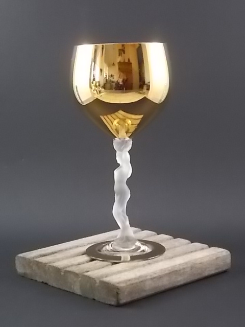Verre "Vénus", à vin en Cristal 24 % de Plomb. Calice et bordure de cuvette en dorure. Pied Femme nue en cristal dépoli. De Royale de Champagne de Bayel