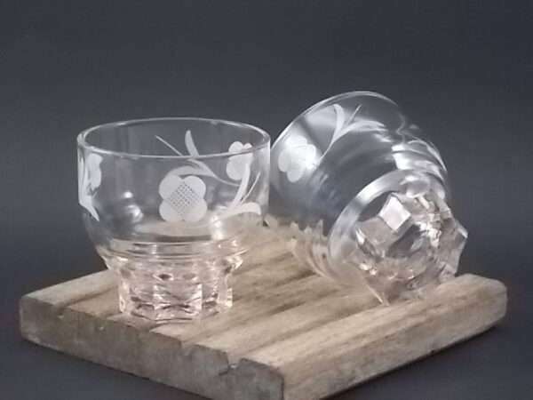 Verre à Apéritif, en verre moulé reflet Rosé. Forme Godet socle Etoile. Décors de Fleurs Blanches stylisées. De la marque Luminarc. De la Verrerie Cristallerie d'Arques