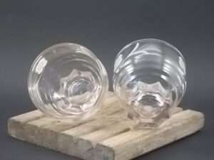 Verre à Apéritif, en verre moulé reflet Rosé. Forme Godet socle Etoile. Décors de Fleurs Blanches stylisées. De la marque Luminarc. De la Verrerie Cristallerie d'Arques