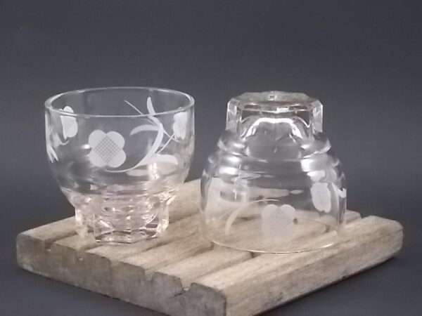 Verre à Apéritif, en verre moulé reflet Rosé. Forme Godet socle Etoile. Décors de Fleurs Blanches stylisées. De la marque Luminarc. De la Verrerie Cristallerie d'Arques