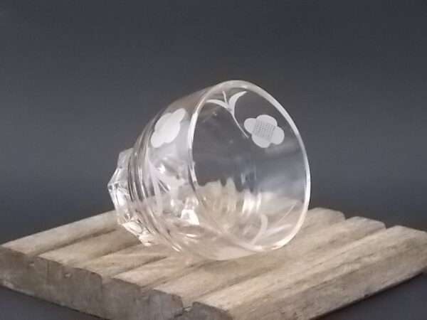Verre à Apéritif, en verre moulé reflet Rosé. Forme Godet socle Etoile. Décors de Fleurs Blanches stylisées. De la marque Luminarc. De la Verrerie Cristallerie d'Arques