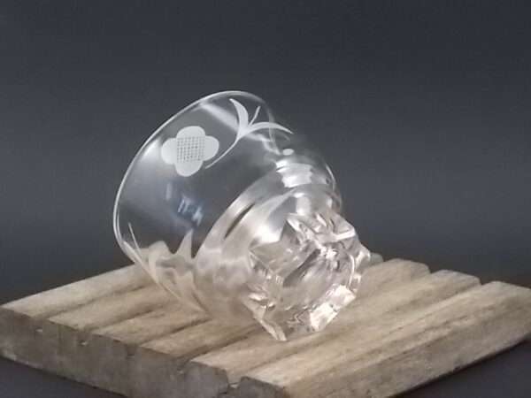 Verre à Apéritif, en verre moulé reflet Rosé. Forme Godet socle Etoile. Décors de Fleurs Blanches stylisées. De la marque Luminarc. De la Verrerie Cristallerie d'Arques