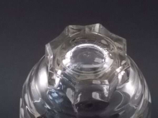 Verre à Apéritif, en verre moulé reflet Rosé. Forme Godet socle Etoile. Décors de Fleurs Blanches stylisées. De la marque Luminarc. De la Verrerie Cristallerie d'Arques