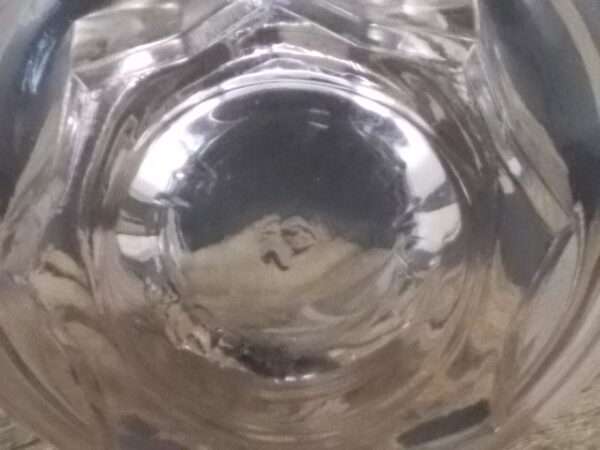 Verre à Apéritif, en verre moulé reflet Rosé. Forme Godet socle Etoile. Décors de Fleurs Blanches stylisées. De la marque Luminarc. De la Verrerie Cristallerie d'Arques