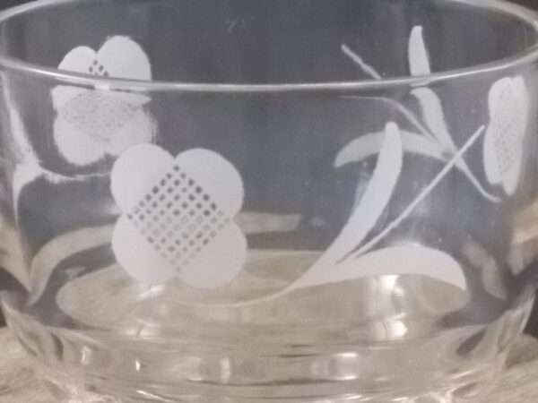 Verre à Apéritif, en verre moulé reflet Rosé. Forme Godet socle Etoile. Décors de Fleurs Blanches stylisées. De la marque Luminarc. De la Verrerie Cristallerie d'Arques