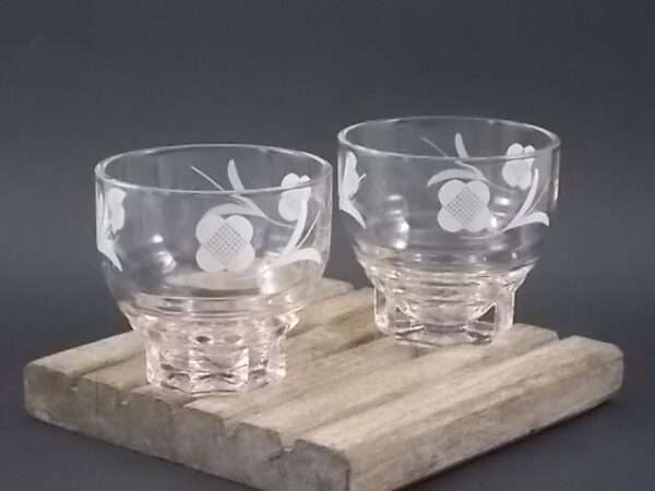 Verre à Apéritif, en verre moulé reflet Rosé. Forme Godet socle Etoile. Décors de Fleurs Blanches stylisées. De la marque Luminarc. De la Verrerie Cristallerie d'Arques
