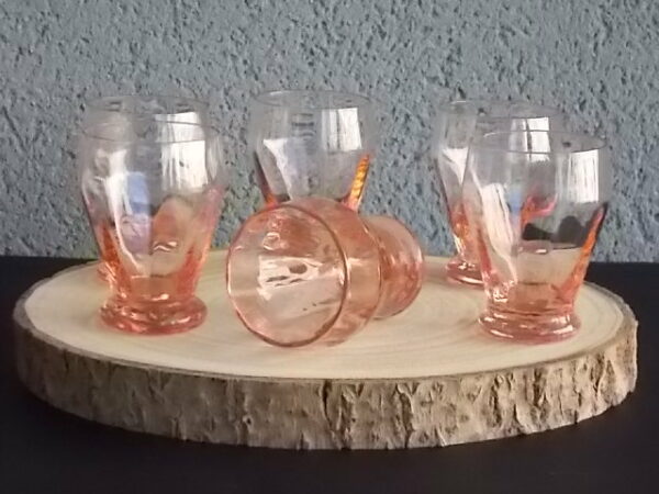 Verre à Apéritif "facetté" légèrement vrillé en verre teinté Rose Saumoné. Forme évasé sur 2/3, resserré au buvant, base effet piédouche.