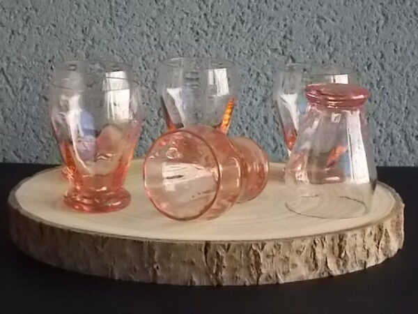 Verre à Apéritif "facetté" légèrement vrillé en verre teinté Rose Saumoné. Forme évasé sur 2/3, resserré au buvant, base effet piédouche.
