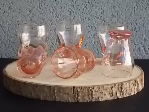 Verre à Apéritif "facetté" légèrement vrillé en verre teinté Rose Saumoné. Forme évasé sur 2/3, resserré au buvant, base effet piédouche.