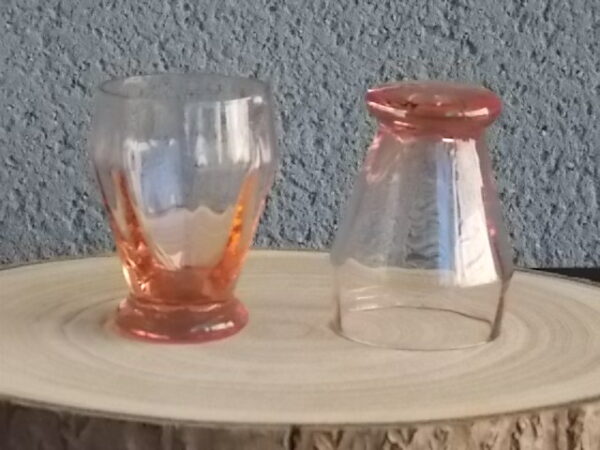 Verre à Apéritif "facetté" légèrement vrillé en verre teinté Rose Saumoné. Forme évasé sur 2/3, resserré au buvant, base effet piédouche.
