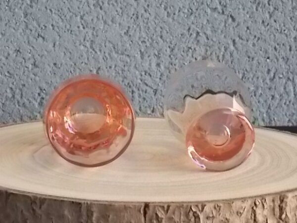 Verre à Apéritif "facetté" légèrement vrillé en verre teinté Rose Saumoné. Forme évasé sur 2/3, resserré au buvant, base effet piédouche.