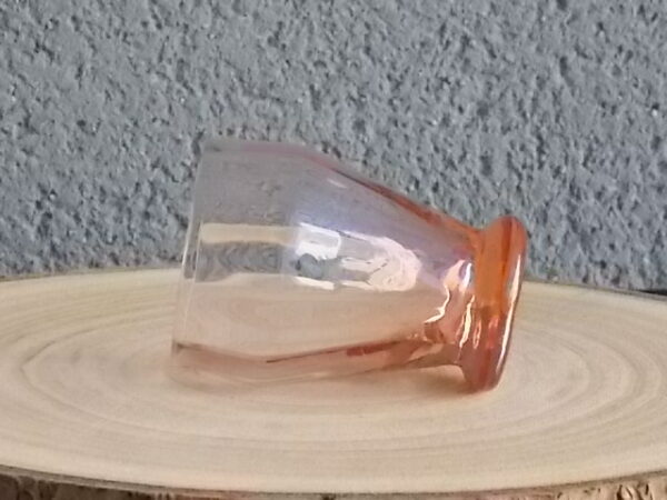 Verre à Apéritif "facetté" légèrement vrillé en verre teinté Rose Saumoné. Forme évasé sur 2/3, resserré au buvant, base effet piédouche.