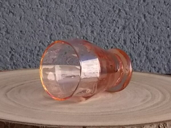 Verre à Apéritif "facetté" légèrement vrillé en verre teinté Rose Saumoné. Forme évasé sur 2/3, resserré au buvant, base effet piédouche.