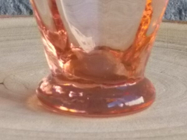 Verre à Apéritif "facetté" légèrement vrillé en verre teinté Rose Saumoné. Forme évasé sur 2/3, resserré au buvant, base effet piédouche.