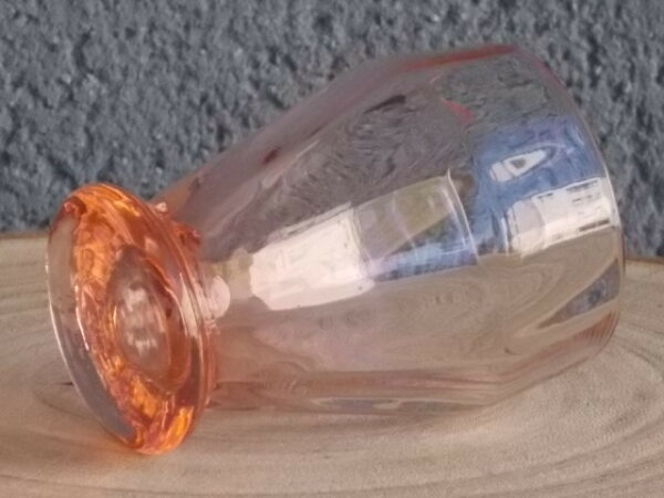 Verre à Apéritif "facetté" légèrement vrillé en verre teinté Rose Saumoné. Forme évasé sur 2/3, resserré au buvant, base effet piédouche.