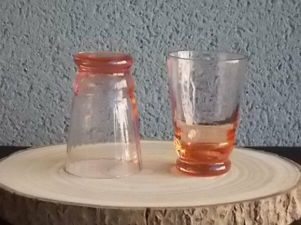 Verre à Eau, en verre soufflé teinté Rose Saumoné "Cannelé". Forme évasé avec effet bourrelet au 1/4 base. Piédouche épais bombé.