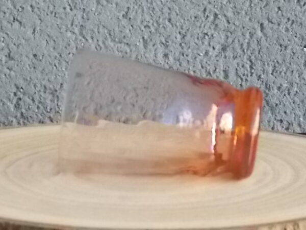 Verre à Eau, en verre soufflé teinté Rose Saumoné "Cannelé". Forme évasé avec effet bourrelet au 1/4 base. Piédouche épais bombé.