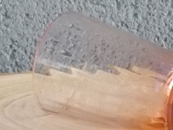 Verre à Eau, en verre soufflé teinté Rose Saumoné "Cannelé". Forme évasé avec effet bourrelet au 1/4 base. Piédouche épais bombé.