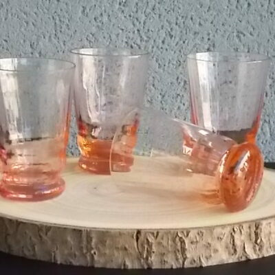 Verre à Eau, en verre soufflé teinté Rose Saumoné "Cannelé". Forme évasé avec effet bourrelet au 1/4 base. Piédouche épais bombé.
