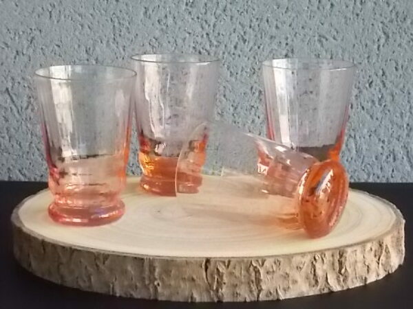 Verre à Eau, en verre soufflé teinté Rose Saumoné "Cannelé". Forme évasé avec effet bourrelet au 1/4 base. Piédouche épais bombé.
