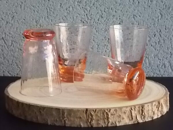 Verre à Eau, en verre soufflé teinté Rose Saumoné "Cannelé". Forme évasé avec effet bourrelet au 1/4 base. Piédouche épais bombé.