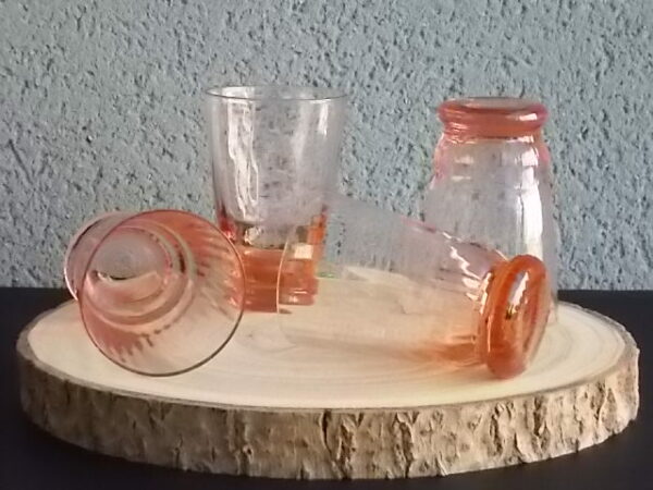 Verre à Eau, en verre soufflé teinté Rose Saumoné "Cannelé". Forme évasé avec effet bourrelet au 1/4 base. Piédouche épais bombé.