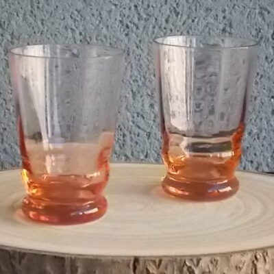 Verre à Eau, en verre soufflé teinté Rose Saumoné "Facetté". Forme évasé avec effet bourrelet au 1/4 base. Piédouche épais bombé.