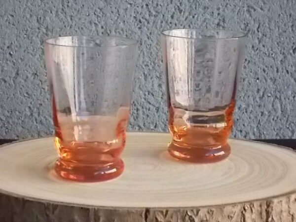 Verre à Eau, en verre soufflé teinté Rose Saumoné "Facetté". Forme évasé avec effet bourrelet au 1/4 base. Piédouche épais bombé.