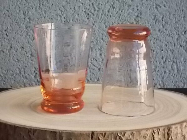 Verre à Eau, en verre soufflé teinté Rose Saumoné "Facetté". Forme évasé avec effet bourrelet au 1/4 base. Piédouche épais bombé.