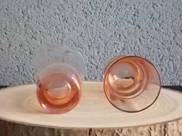 Verre à Eau, en verre soufflé teinté Rose Saumoné "Facetté". Forme évasé avec effet bourrelet au 1/4 base. Piédouche épais bombé.