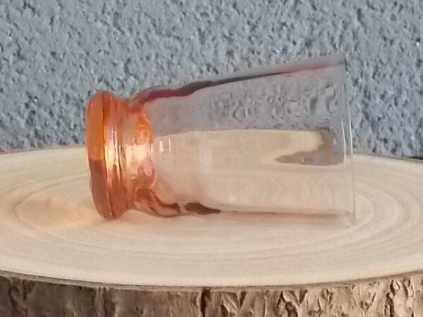 Verre à Eau, en verre soufflé teinté Rose Saumoné "Facetté". Forme évasé avec effet bourrelet au 1/4 base. Piédouche épais bombé.