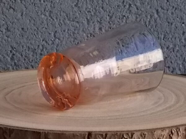 Verre à Eau, en verre soufflé teinté Rose Saumoné "Facetté". Forme évasé avec effet bourrelet au 1/4 base. Piédouche épais bombé.