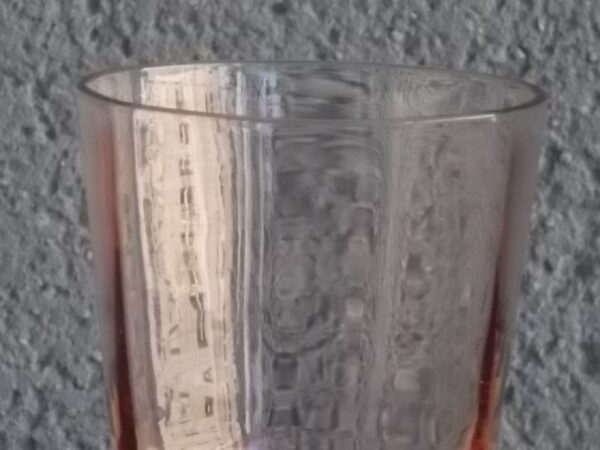 Verre à Eau, en verre soufflé teinté Rose Saumoné "Facetté". Forme évasé avec effet bourrelet au 1/4 base. Piédouche épais bombé.