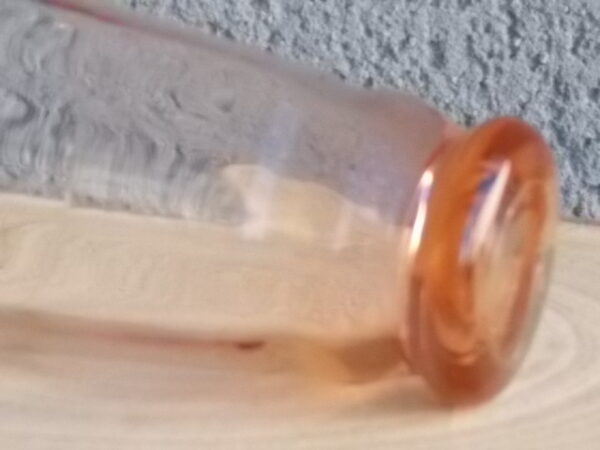 Verre à Eau, en verre soufflé teinté Rose Saumoné "Facetté". Forme évasé avec effet bourrelet au 1/4 base. Piédouche épais bombé.