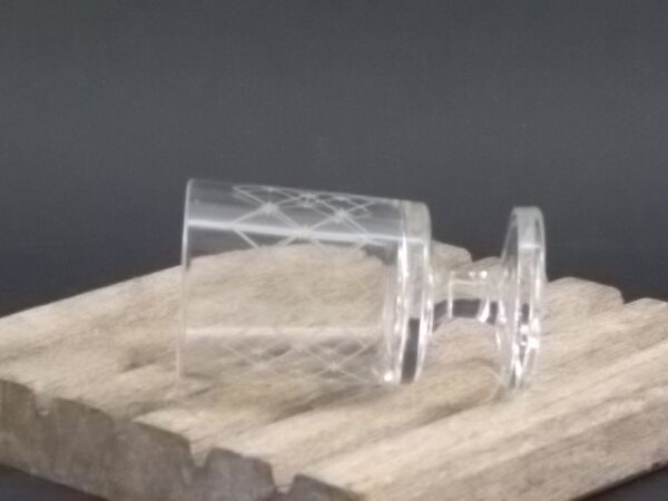 Verre à Liqueur Suède modèle "Antarés", en verre translucide gravé. De la marque Luminarc de la verrerie d'Arques France