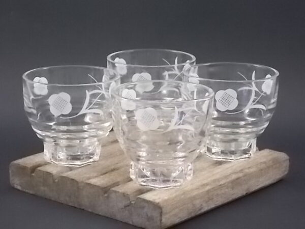 Verre à Porto, en verre moulé. Forme Godet socle Etoile. Décors de Fleurs Blanches stylisées. De la marque Luminarc. De la Verrerie Cristallerie d'Arques