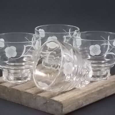 Verre à Porto, en verre moulé. Forme Godet socle Etoile. Décors de Fleurs Blanches stylisées. De la marque Luminarc. De la Verrerie Cristallerie d'Arques